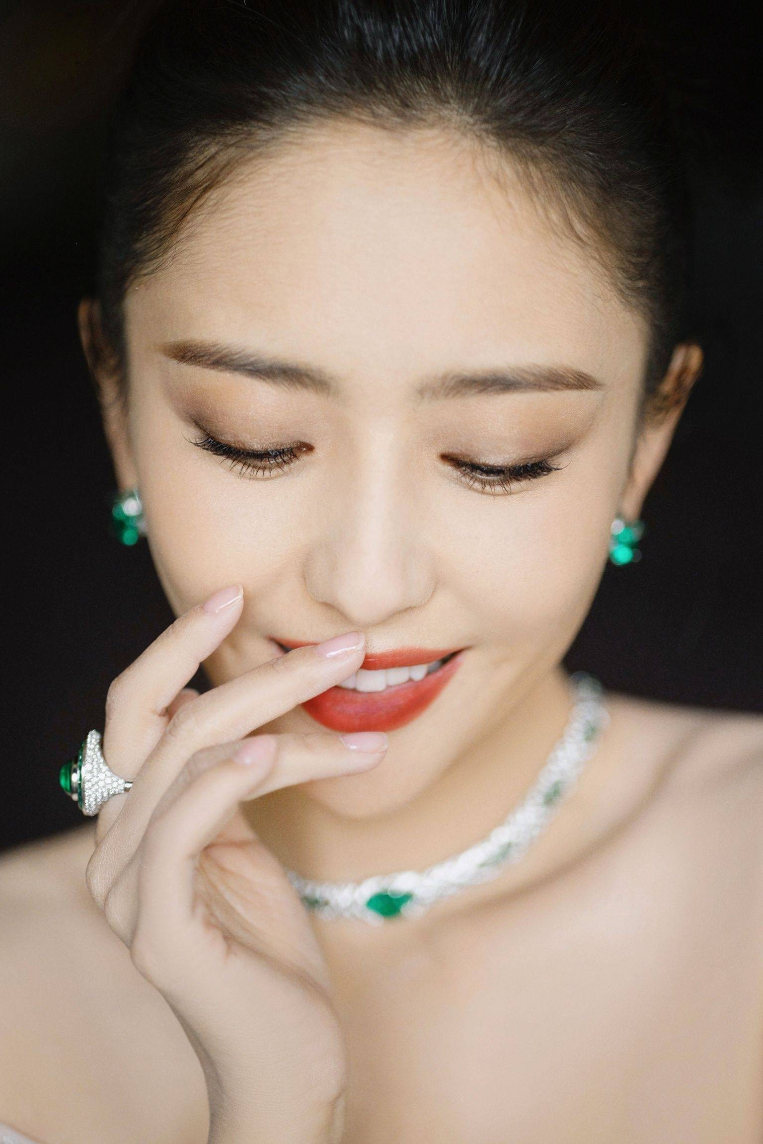 佟丽娅白色抹胸连衣裙洁白写真_陈思诚_锁骨_银色