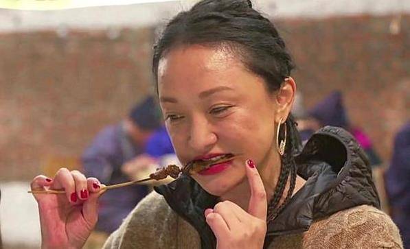 穿大露背裙腰肢纤细,挑染红发时尚万种_穿着_电影_红狐