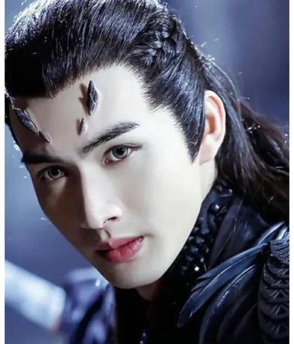 真正意义上认识张彬彬,是在《三生三世十里桃花》,他饰演的离境一出场
