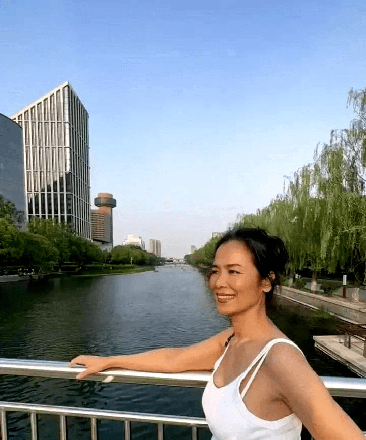 韦唯晒照不修图,59岁穿紧身衫身材丰满婀娜,跟老人体态沾不上边_显得