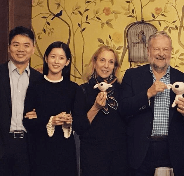 刘强东夫妻在公园散步似父女!一个老态龙钟,一个稚嫩似初中生!