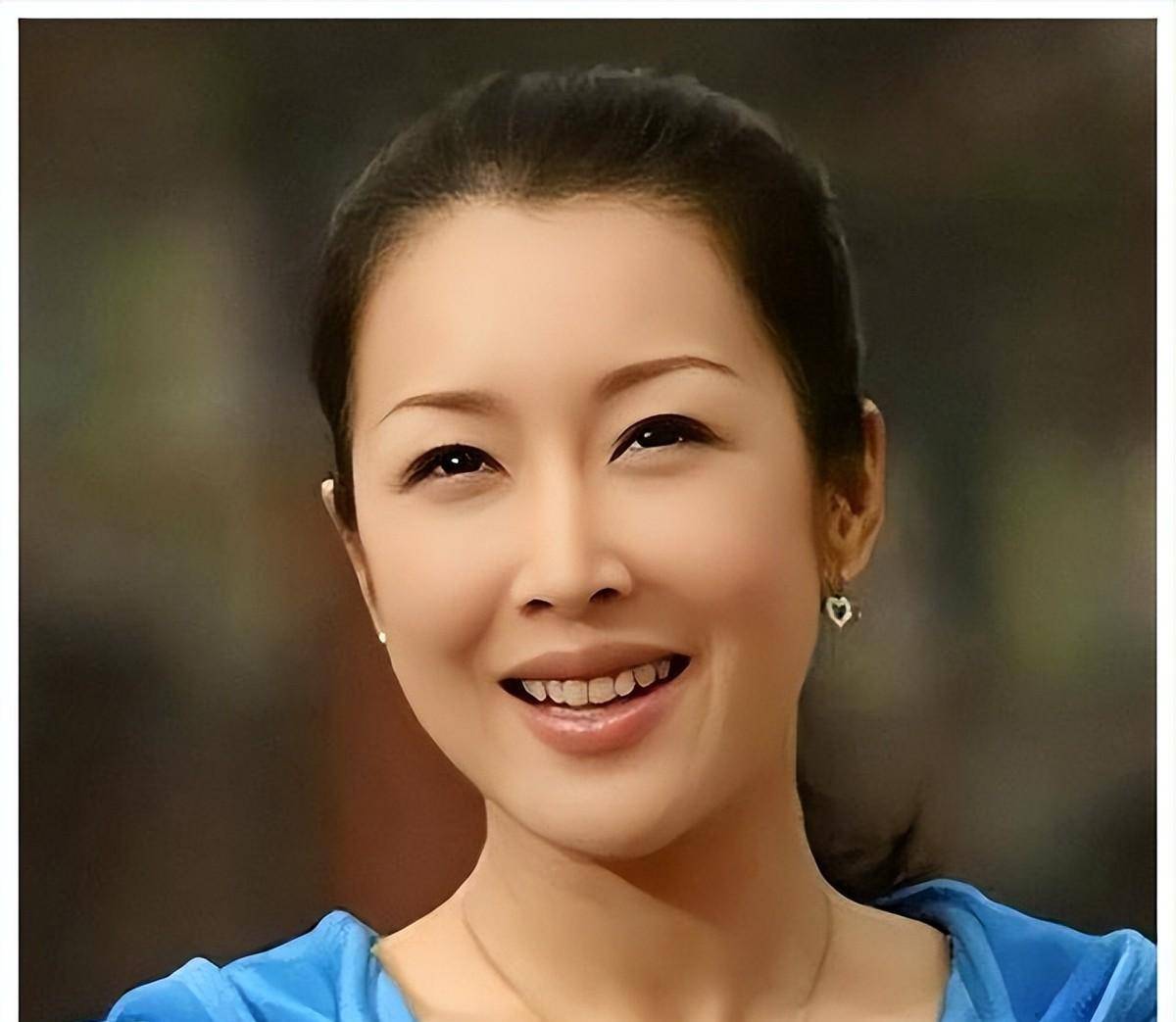 被51岁的孙悦吓到!一袭紧身铠甲,全身被勒成"粽子",何苦呢?_居鹏_音乐