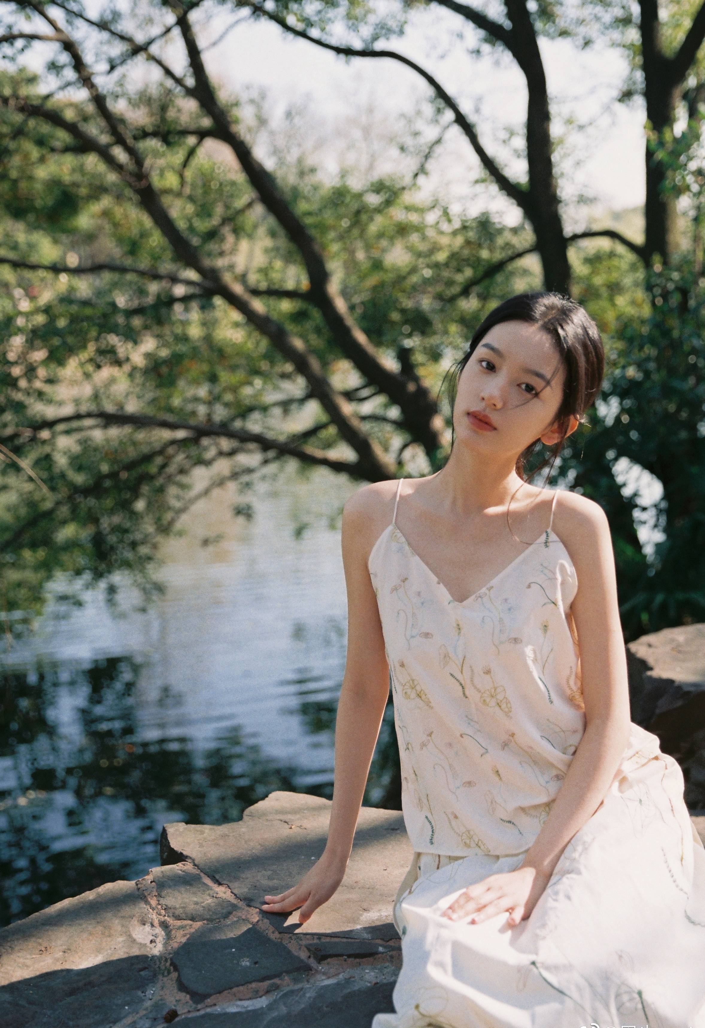 周也白色吊带装清纯写真_气质_身材_五官