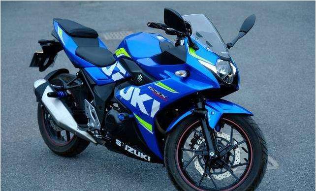 就外观方面来说,豪爵铃木 gsx250r整款车身是典型的家族式设计风格