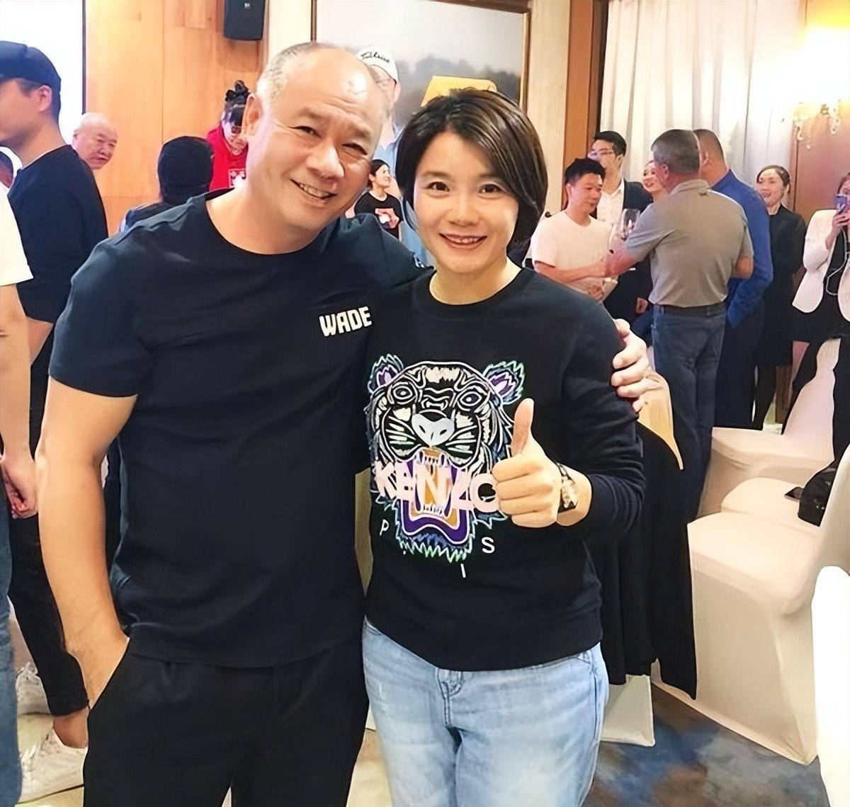 披肩发碎花裙尽显贵气,同框千金犹如姐妹_陈永妍_身材_优点