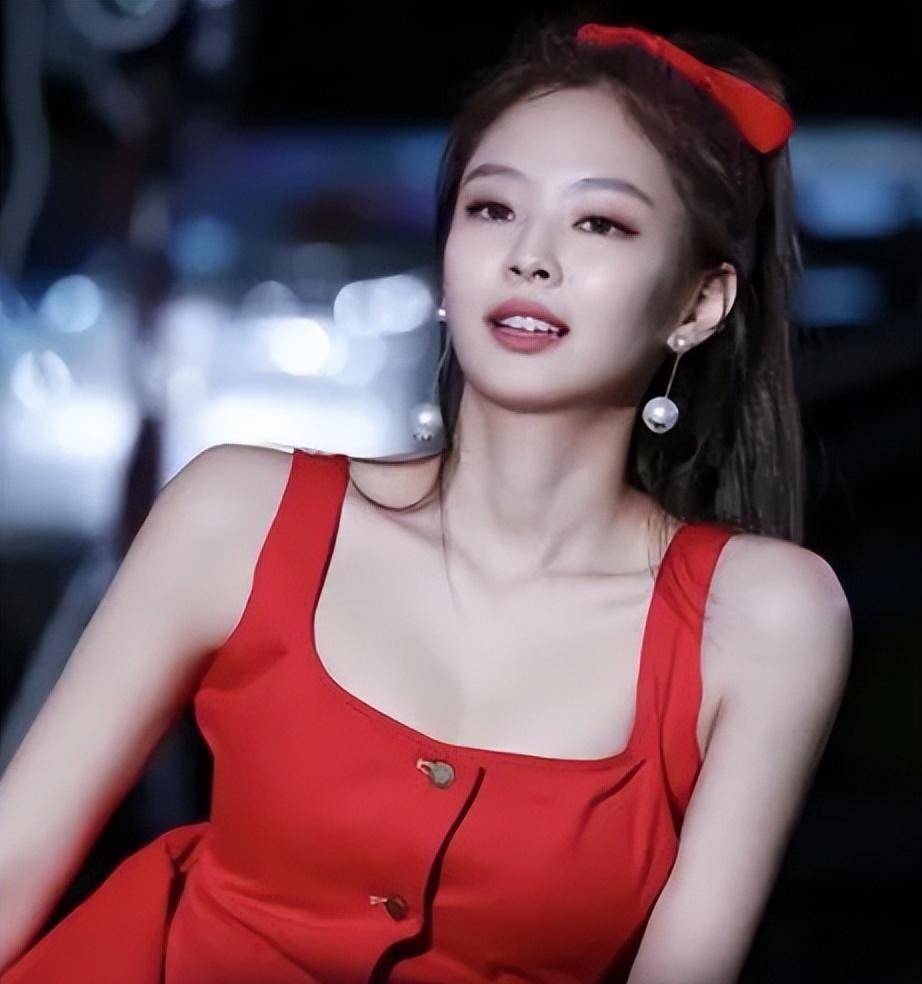 国外女星jennie演出服再惹争议,衣服小到露侧乳,肚子上赘肉明显!