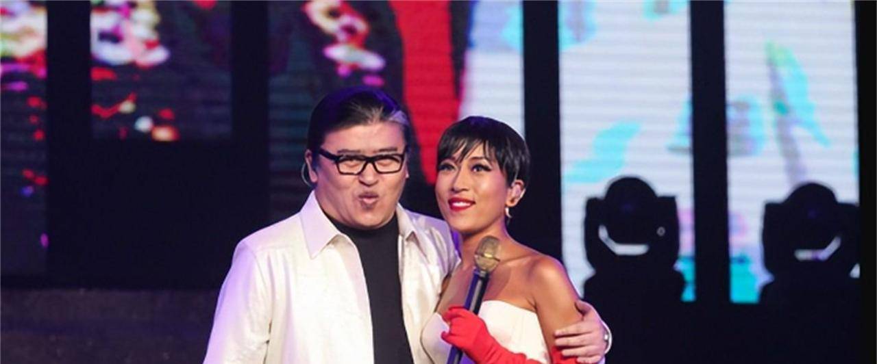 可以说没有刘石坚,吉克隽逸不可能有机会红!