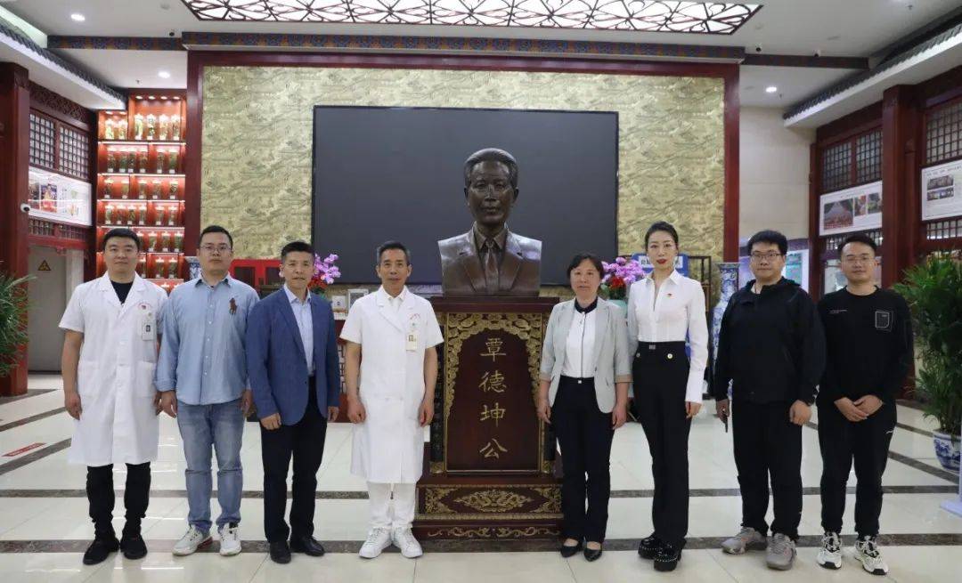 李洋书记等陪同各位领导实地考察了医院博物馆,康复科,覃氏瑶医养生堂