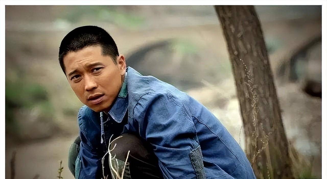 就这样,电视剧《平凡的世界》中,孙少安一角的爆火,王雷凭借这部剧拿