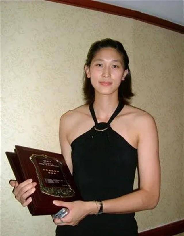 隋菲菲,曾经的篮球界第一美女,手握大校军衔,还与王治郅有染