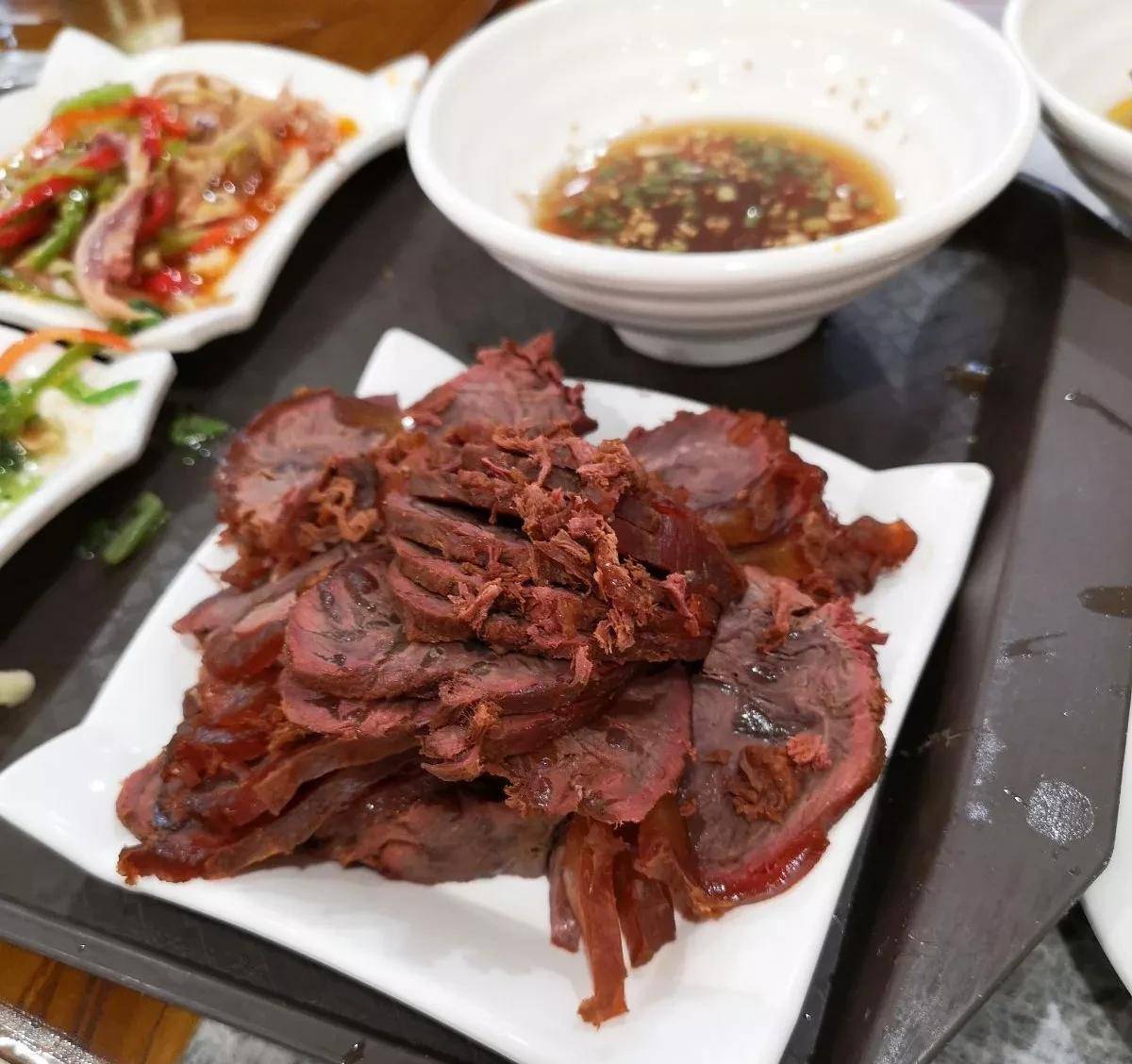 酱驴肉做法极其独特配制精确的香料配比,再加上黄金比例的两款酱.