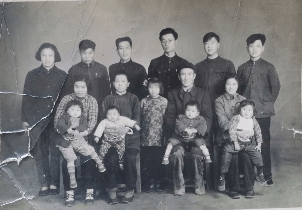 老照片:上世纪五六十年代普通人的生活情景,朴实无华但是很温馨_农村