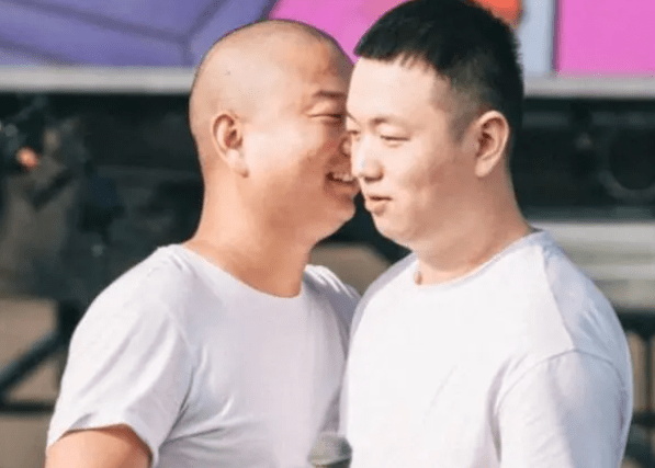 劳动节当天,giao哥手套拳套打翻药水哥的人形立牌,叫嚣药水哥算个球!