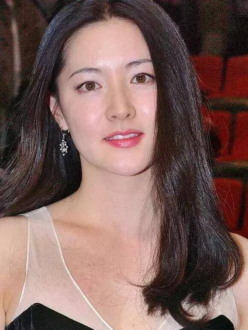 20岁林青霞简直神颜,五官气质秒杀李英爱,网友:这皮肤太透白了_感觉