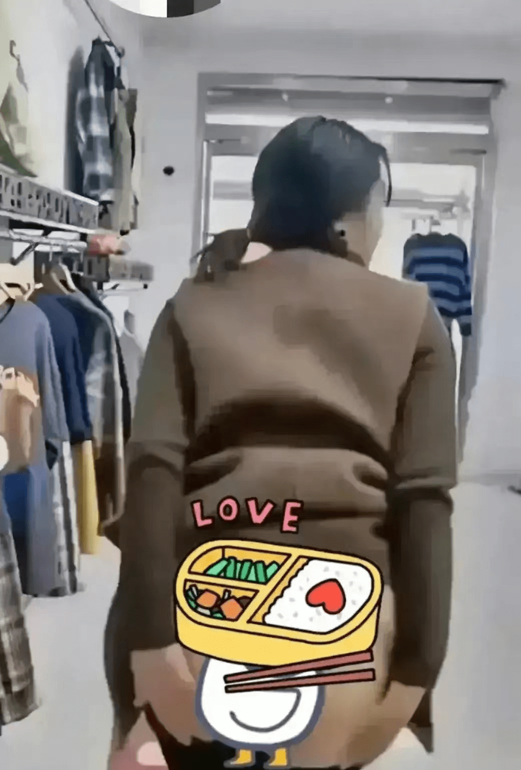 不适当直播行为引起争议,河北邢台服装店女老板涉嫌违法_进行_网络