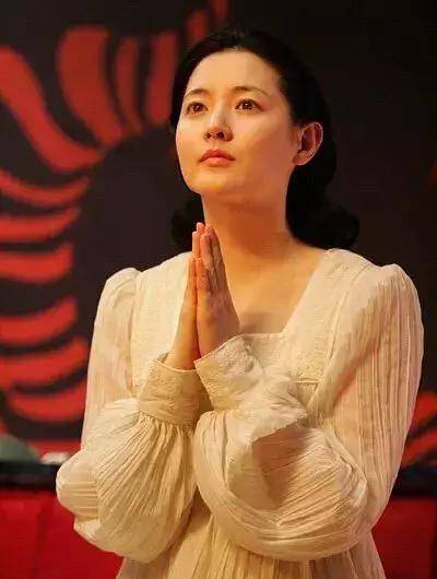 20岁林青霞简直神颜,五官气质秒杀李英爱,网友:这皮肤太透白了_感觉