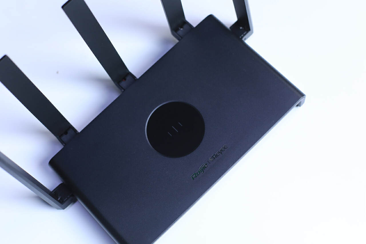 锐捷⼩钢炮路由器:黑科技加持,全屋WiFi信号满格so easy