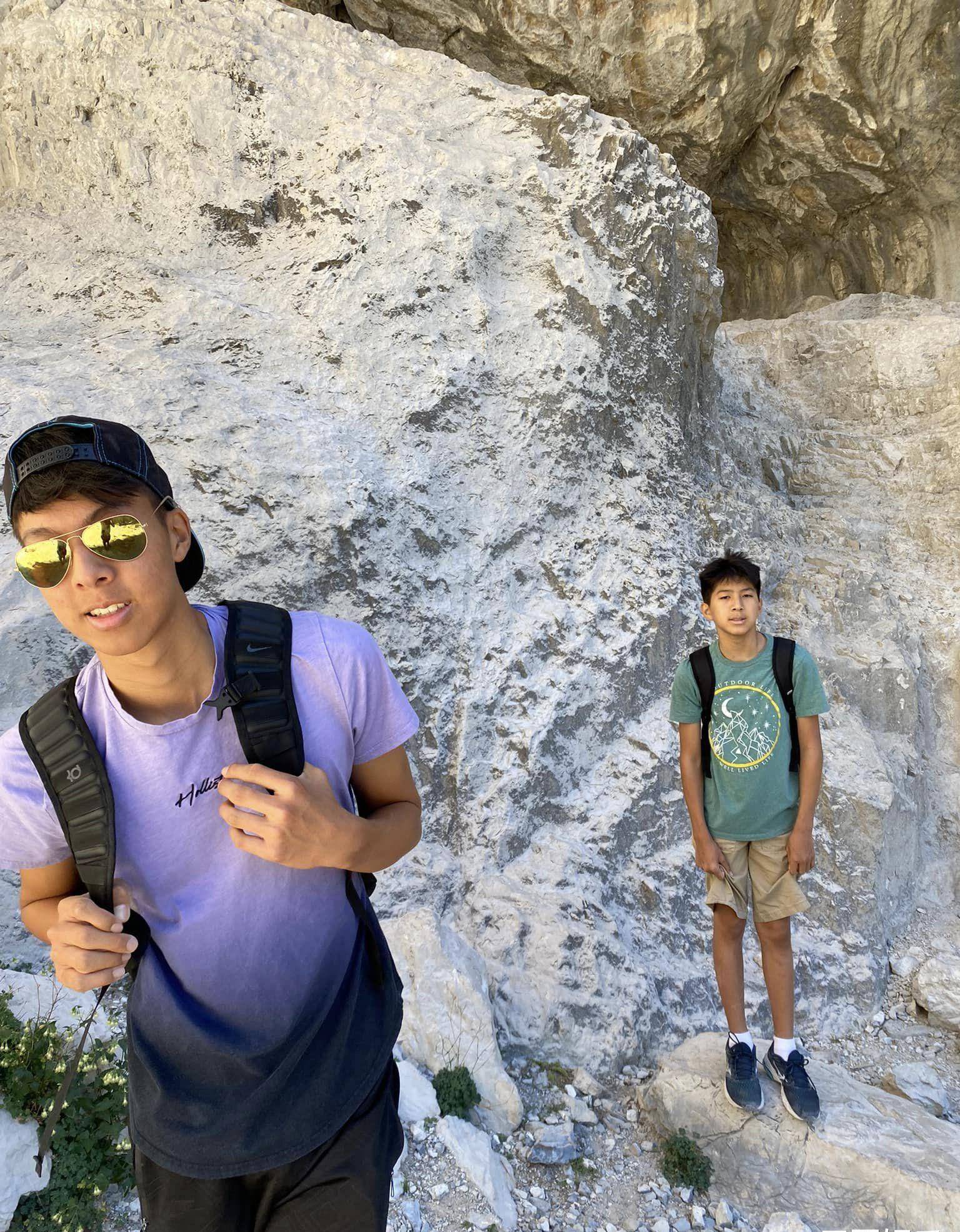 49岁钱韦杉移居国外近况,携俩儿子爬山生活充实,全家都是大长腿