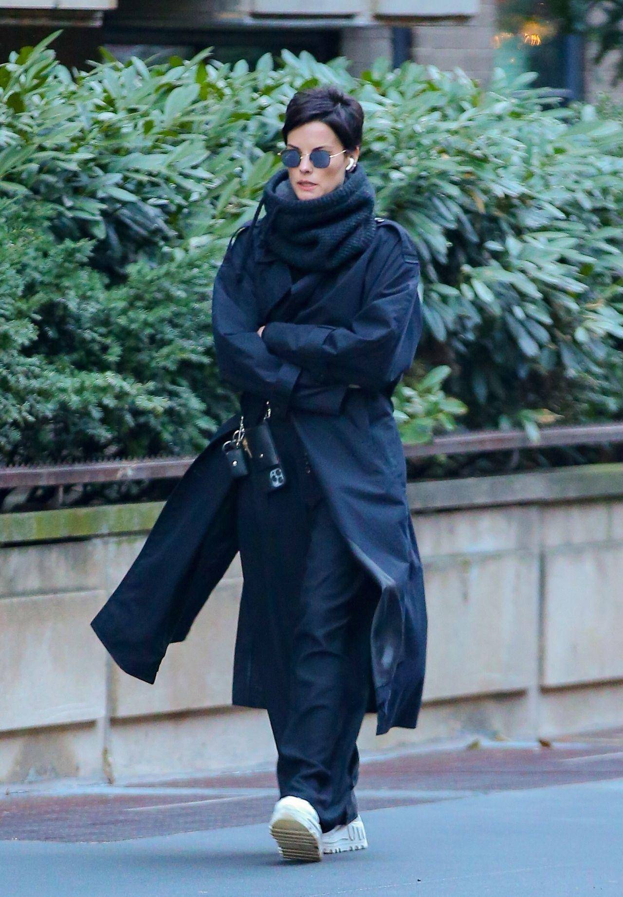 美剧《盲点》女星杰米·亚历山大(jaimie alexander)在纽约街头美剧