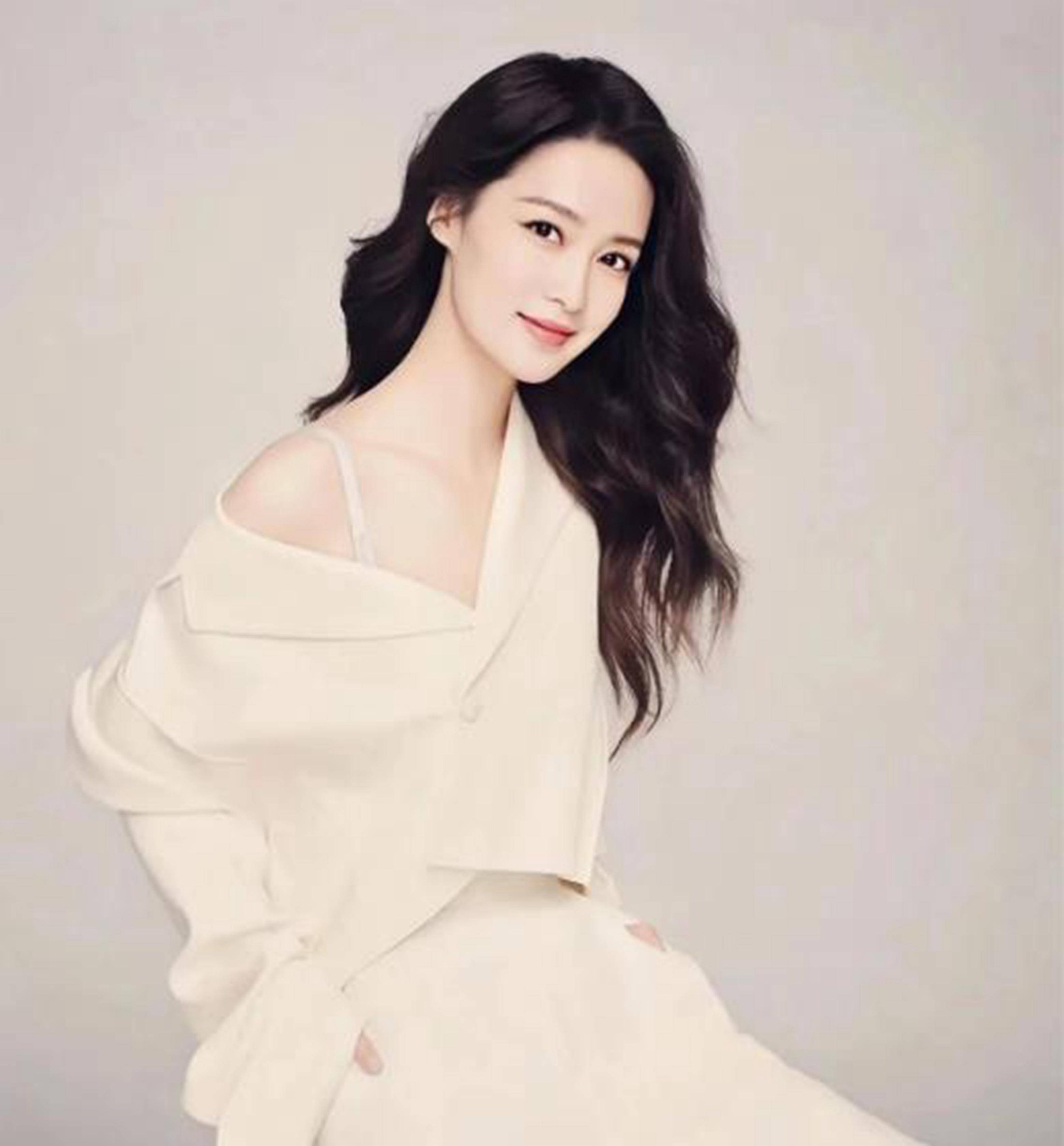 李沁品牌写真大片,再次证明了她对时尚潮流的掌握,时尚健康_生活_服装