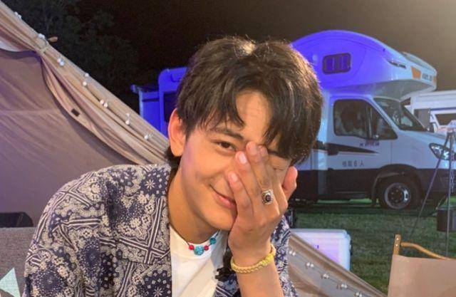 《中餐厅》宁静丁真齐晒合影,换了造型师的丁真,果然气质也变了_流量