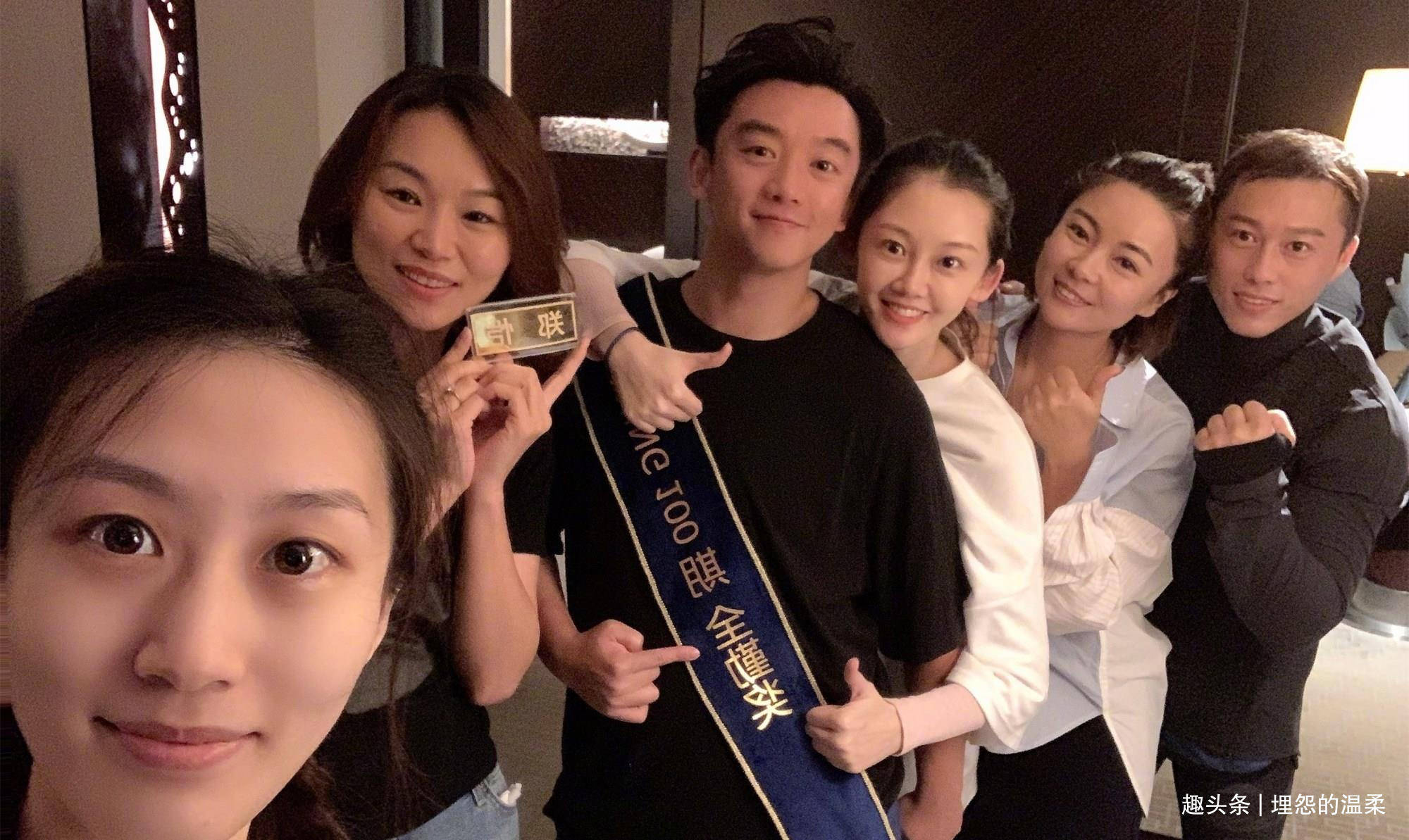 郑恺与老婆罕同台,被苗苗深情表白后泪流不止!