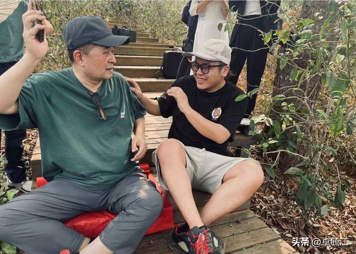 毕福剑现身云南乡村玩乐，老态尽显却豪放不羁