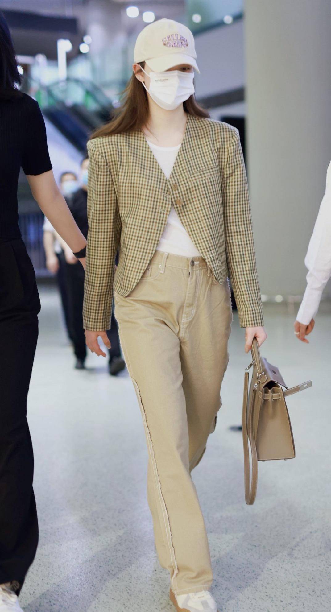 欧阳娜娜现身机场,棒球帽格纹外套配卡其色直筒裤,看上去并不瘦_感觉