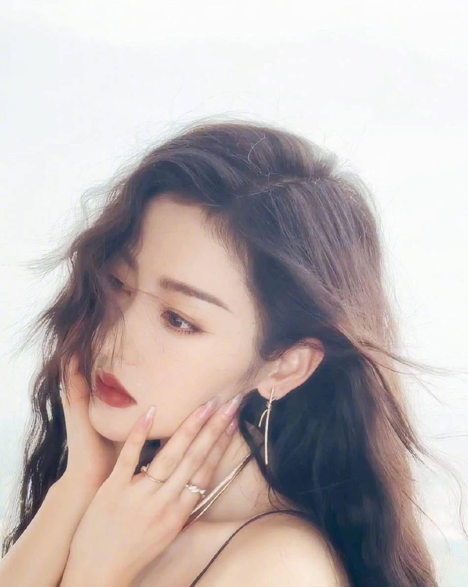 张天爱:是"酷"存照,不是库存,穿黑色吊带秀身材长腿时尚撩人_照片