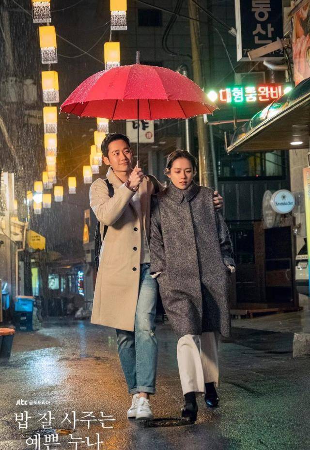 孙艺珍曾和赵寅成主演的电影《假如爱有天意》也是很多人心中的"白
