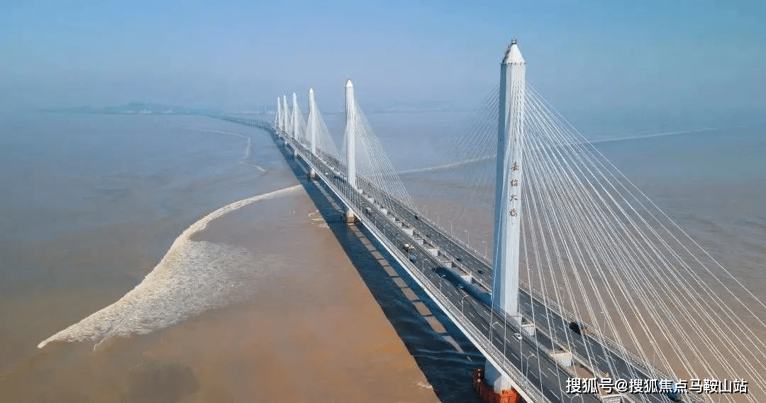 嘉绍大桥实拍图2013年7月,嘉绍跨江大桥通车,绍兴滨海新城纳入上海"1.