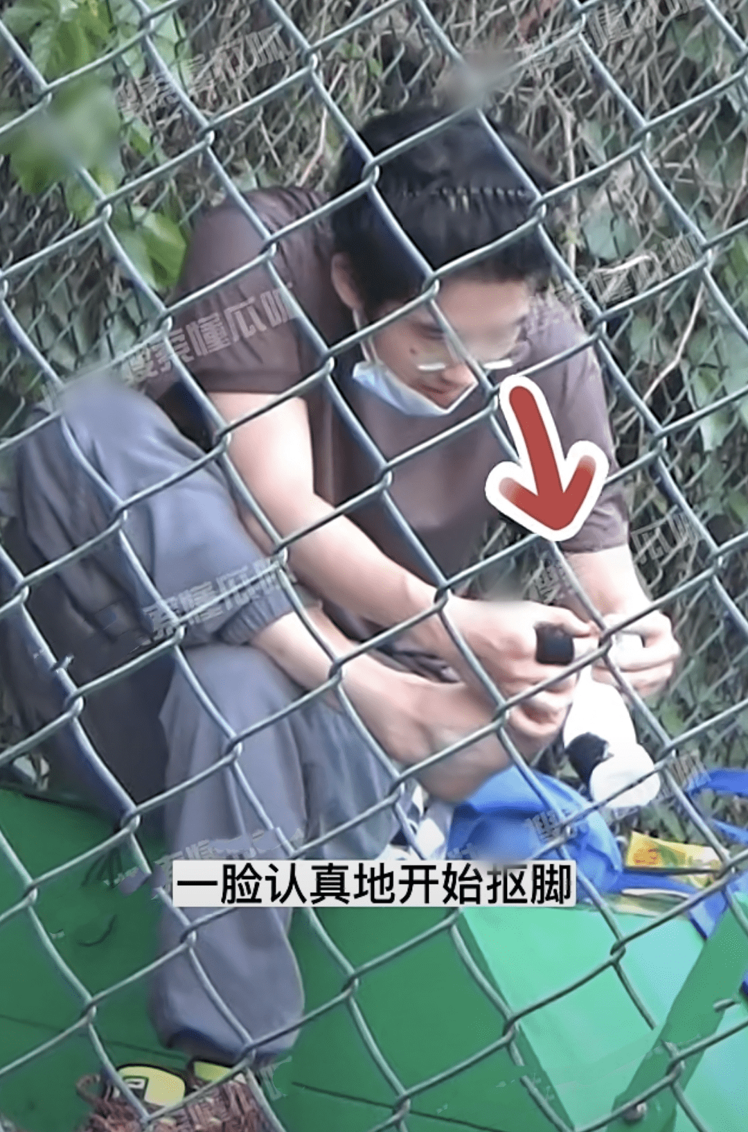 随后,刘昊然坐在篮球场一旁的座位上休息,他脱下自己的袜子,开始捣鼓