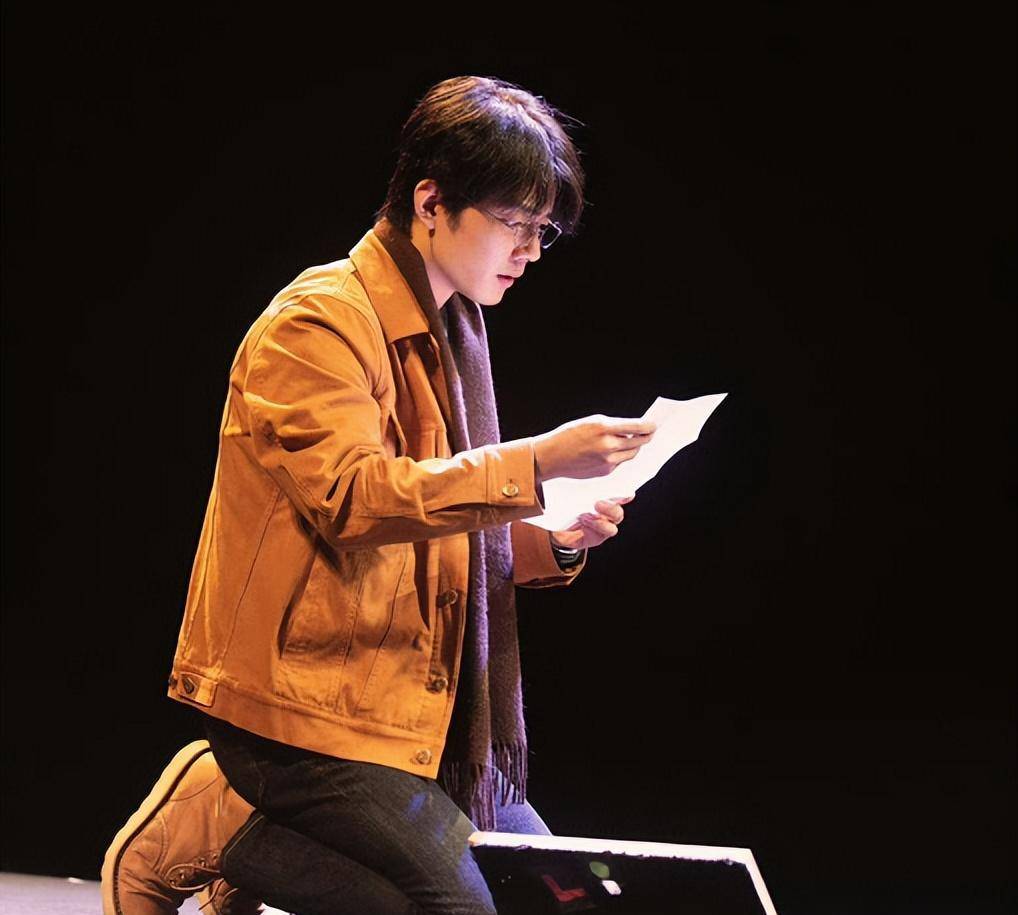 顶流肖战,从爆火到数字事件全网黑,再重回巅峰,他一直是明白人_话剧