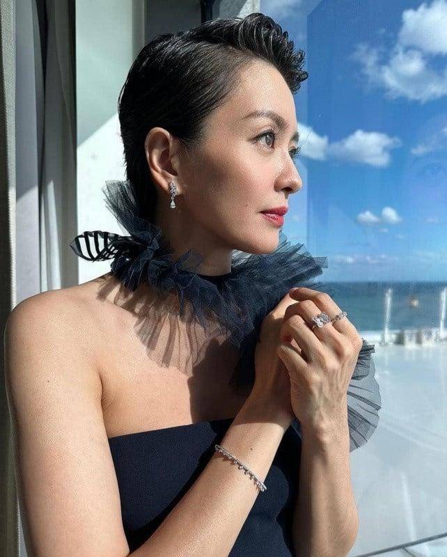 梁咏琪冻龄哲学,用平常心拥抱岁月痕迹,自曝私下不爱照镜子_gigi_自律