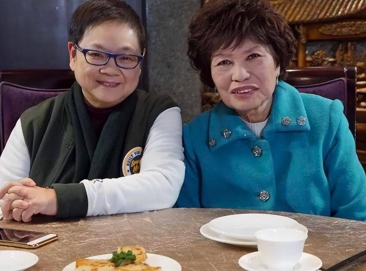 在感情上她一直单身,她这么多年了,在年轻的时候有些人也追求过余慕莲