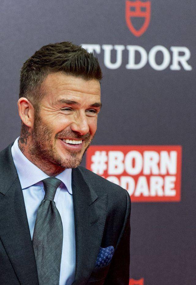 44岁贝克汉姆工整西装亮相展会,人到中年帅气依旧,尽显男人魅力_退役