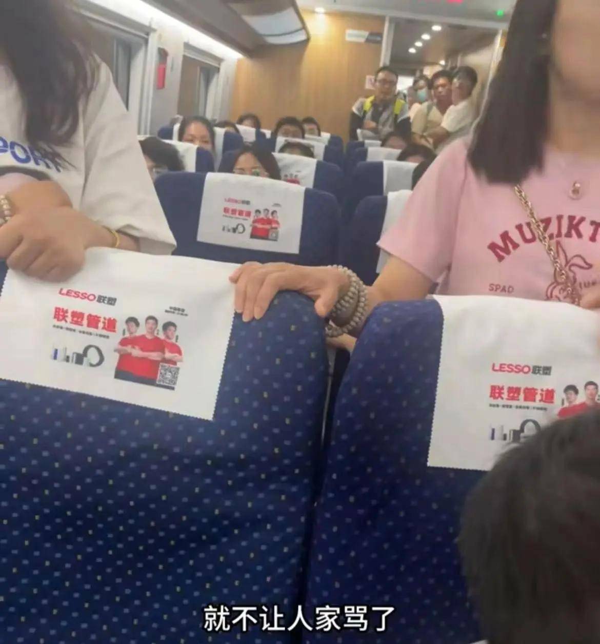 原创            女子被掌掴还手遭警方认定“互殴”引热议：被打还手为什么是互殴-原创女子为情所困,精神出现问题整日在广场等