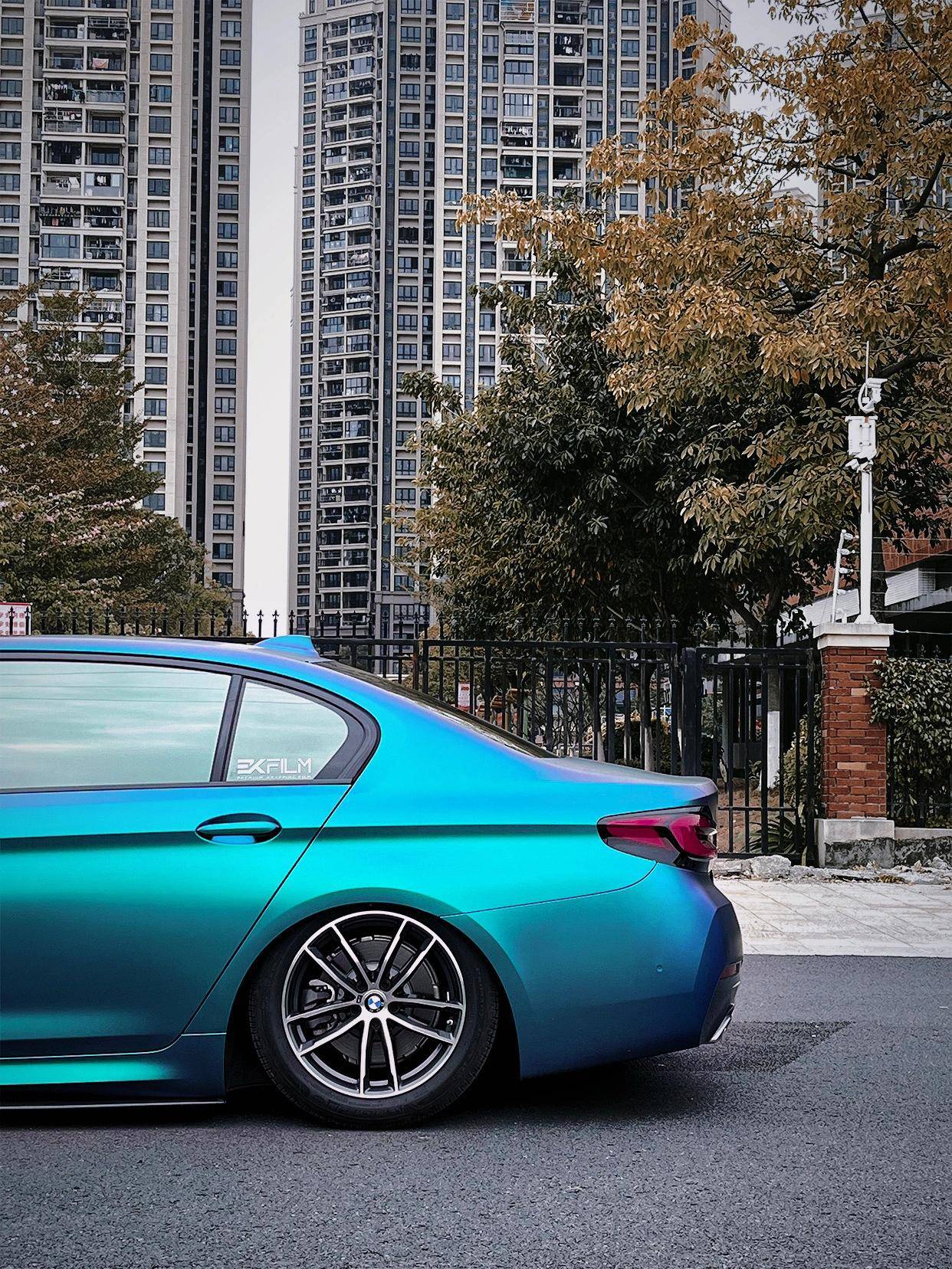 宝马汽车ekfilm改色膜孔雀绿,蓝色和绿色混合形成的颜色_女神_质感