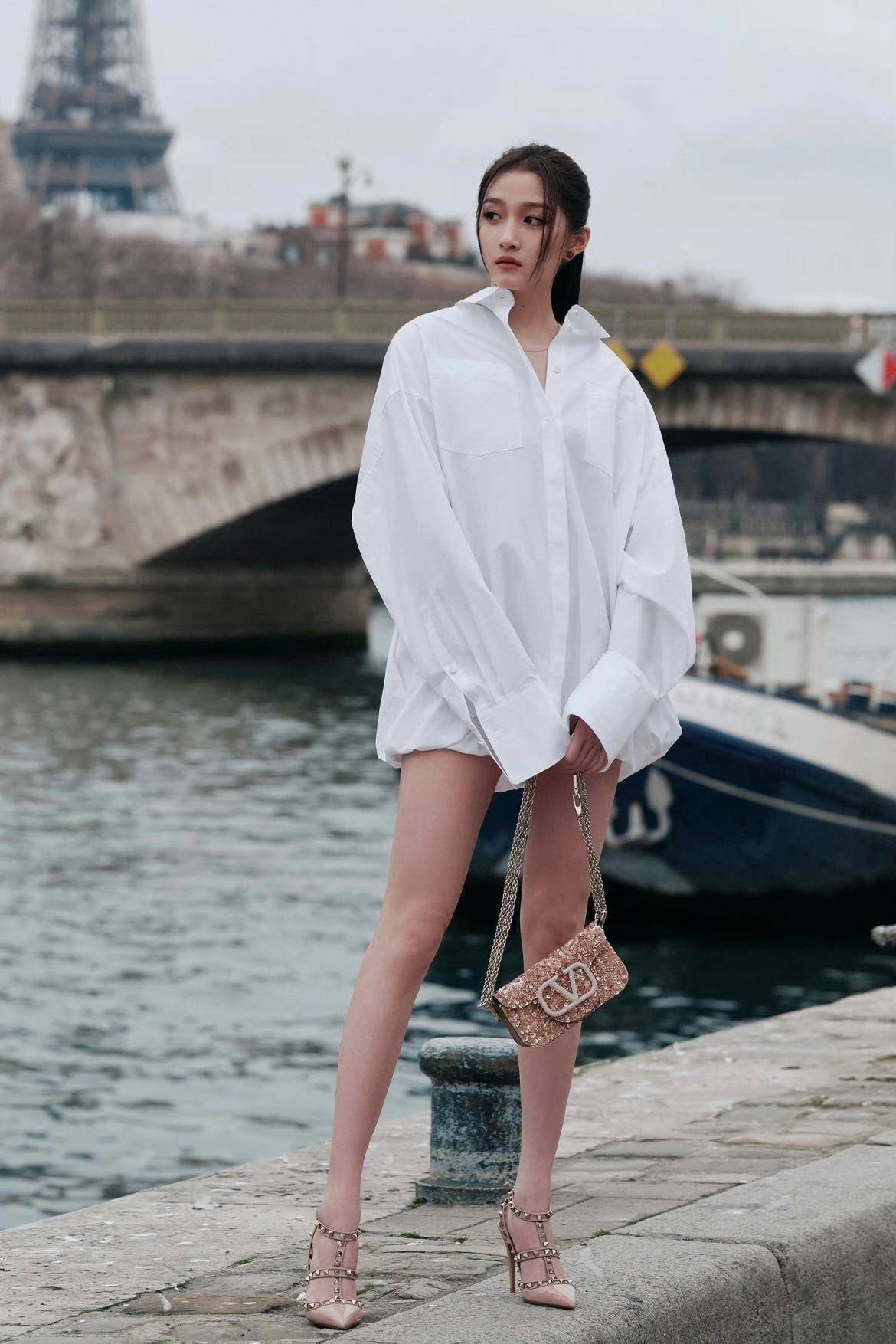 关晓彤这逆天长腿绝了,穿白衬衫玩转下半身失踪,时尚撩人_连衣裙_黑色