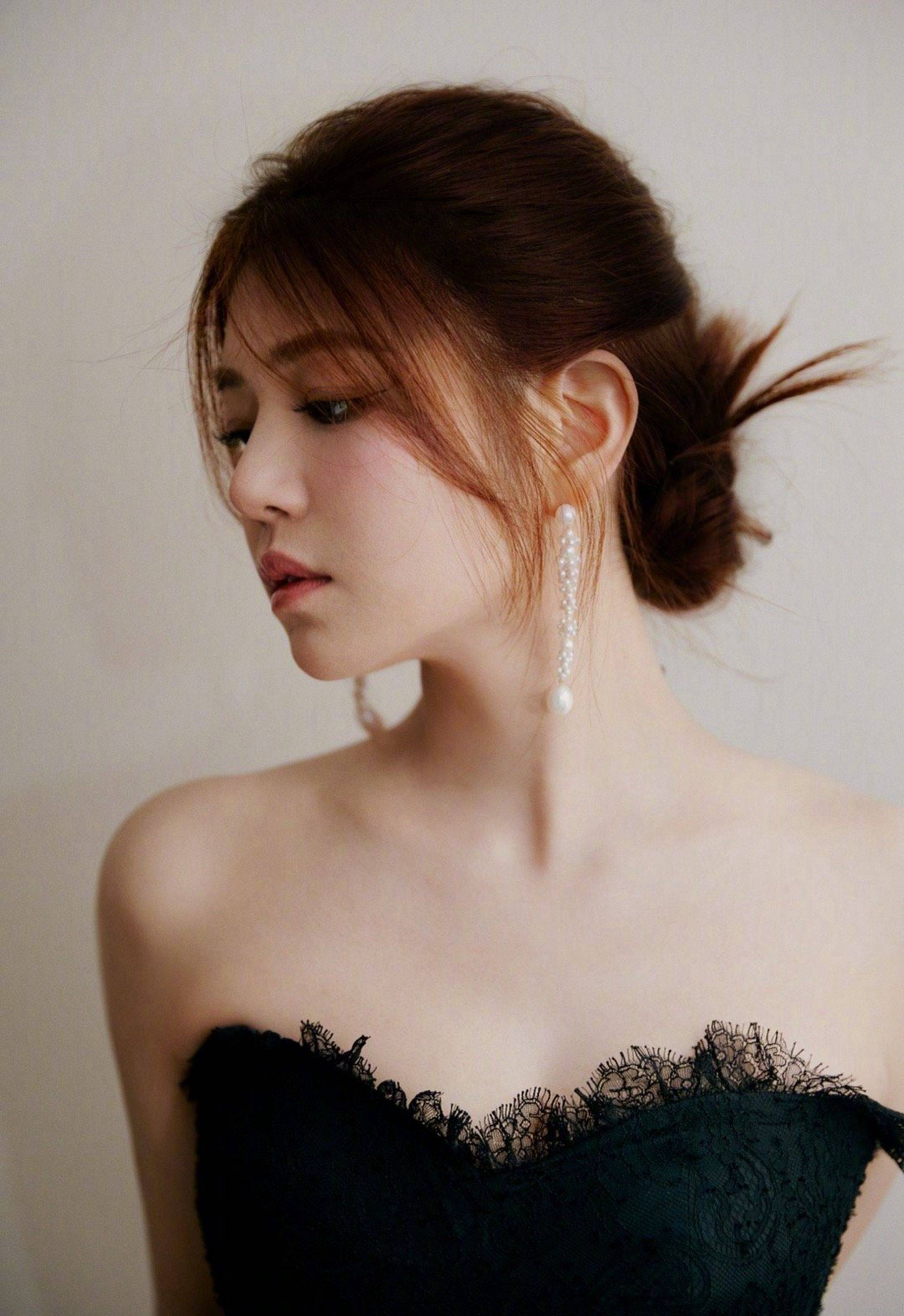 陈妍希黑色抹胸连衣裙优雅写真