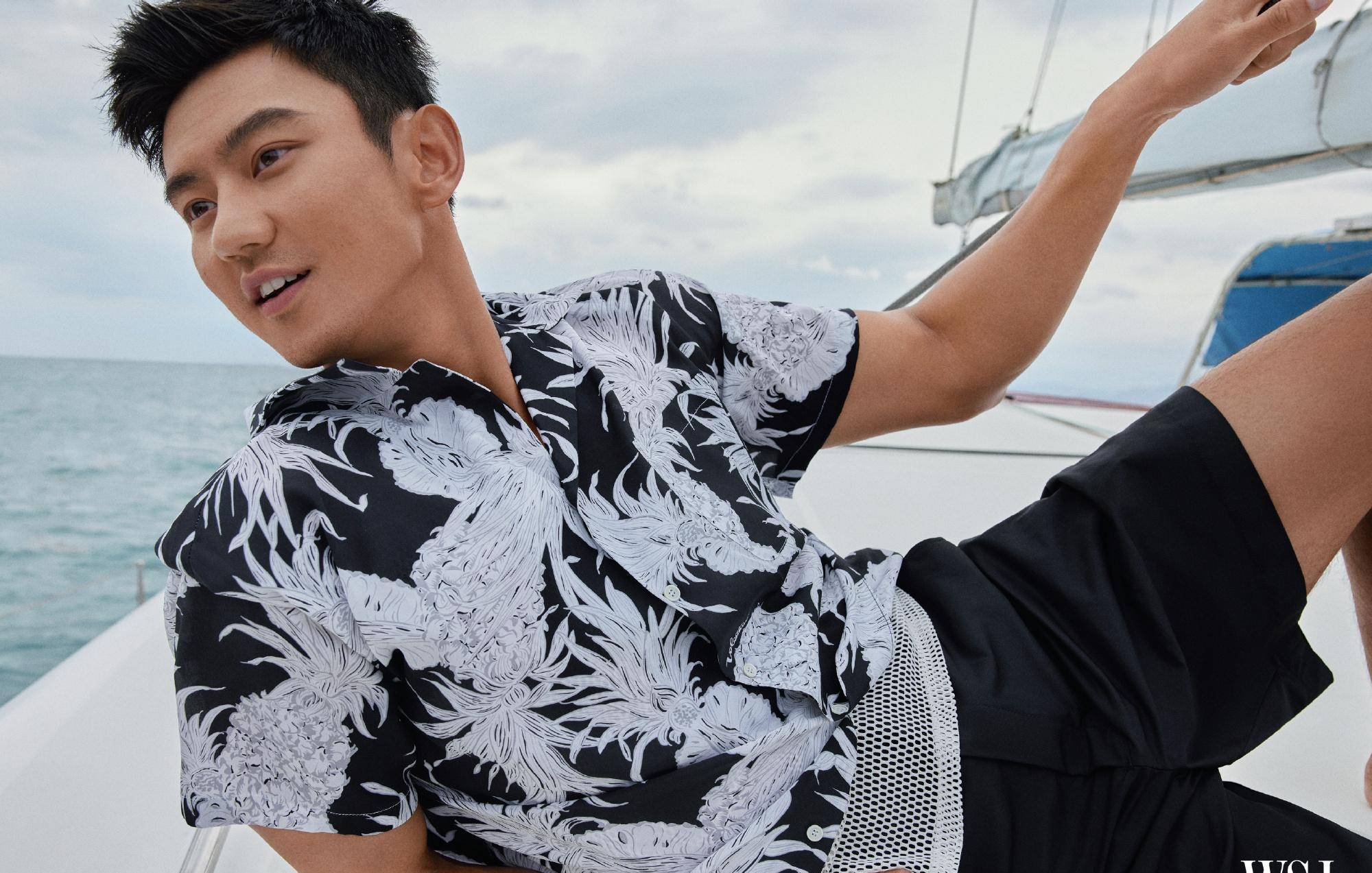 30岁宁泽涛登上《出色》封面,湿身再现八重腹肌,荷尔蒙爆棚_肌肉_短裤