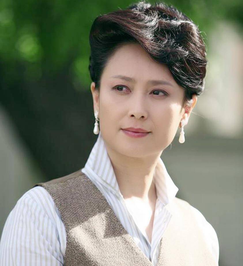 90年代爆红的女子明星左翎,带女儿再婚获幸福,60岁越活越漂亮_老电影