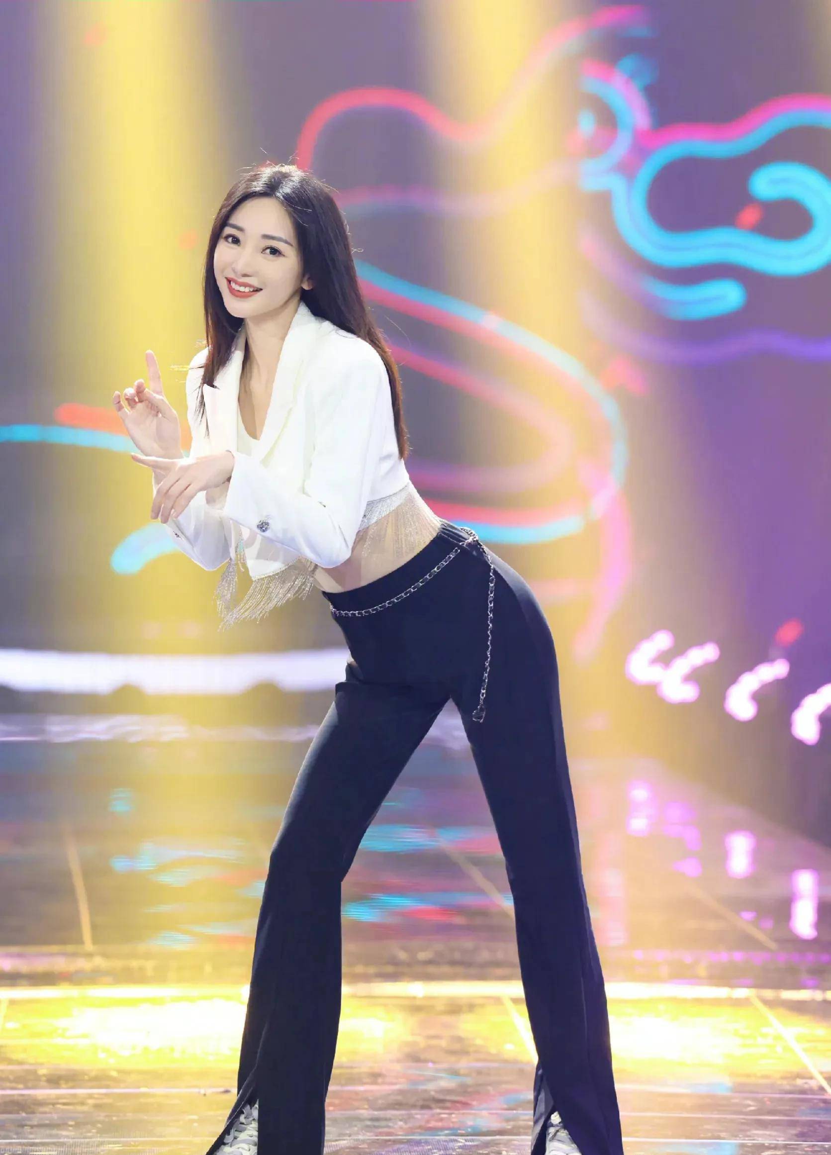 柳岩魅力无限,不愧人称天使的样貌婀娜多姿的身材,更显楚楚动人_时尚