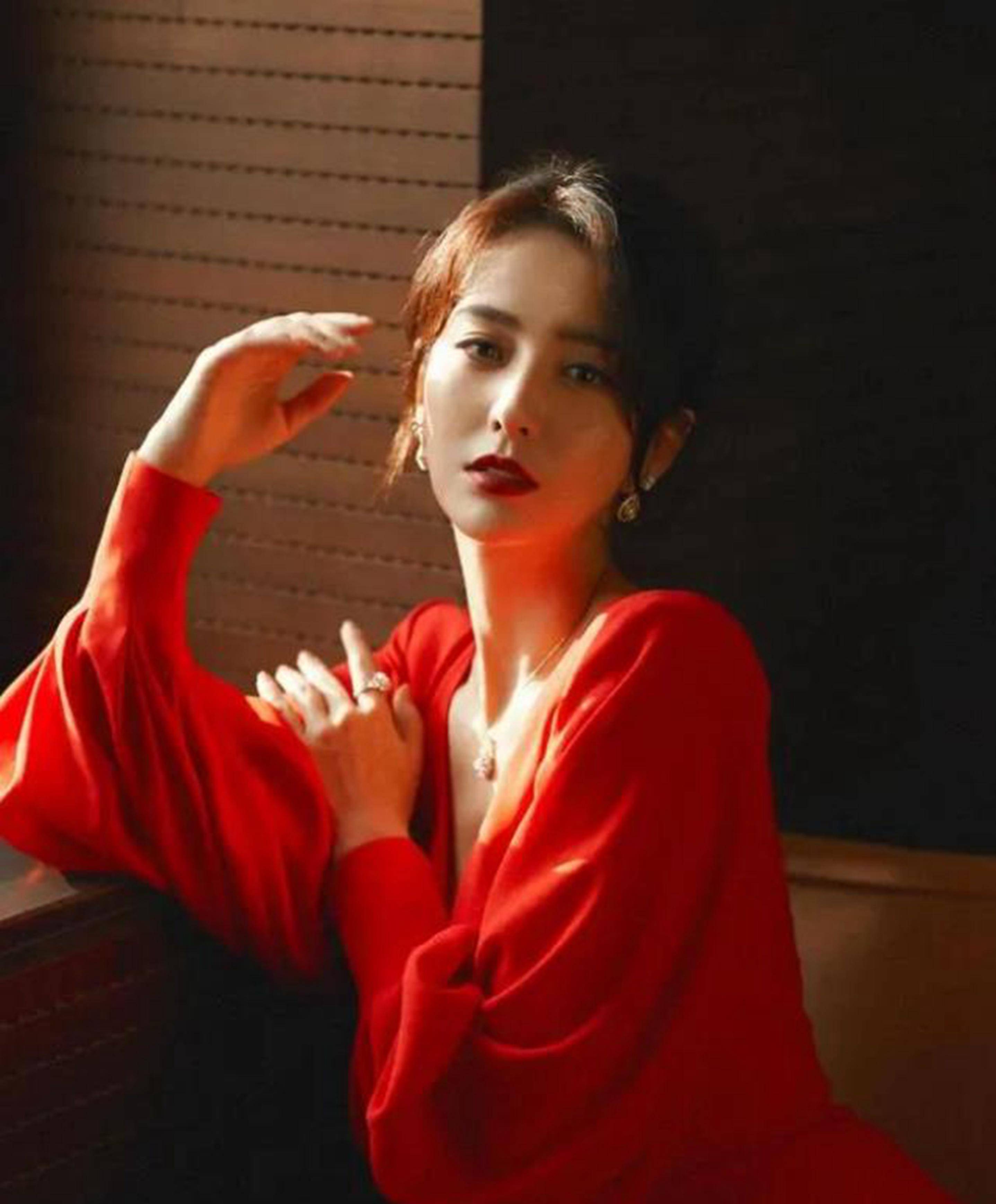 佟丽娅穿红色连衣裙"迷死我"了,穿衣搭配从不复杂,自带高级美_人们