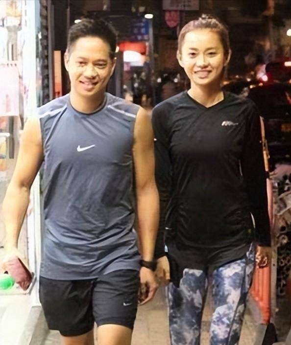 嫁入豪门8年的女模特,为挽留丈夫的心,疯狂减肥瘦到只有44斤_伍智恒