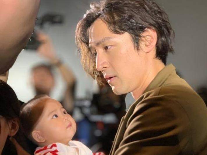 胡歌庆女儿百天,伴手礼壕过结婚礼,与姚晨女儿重名,照片疑曝光_茉莉