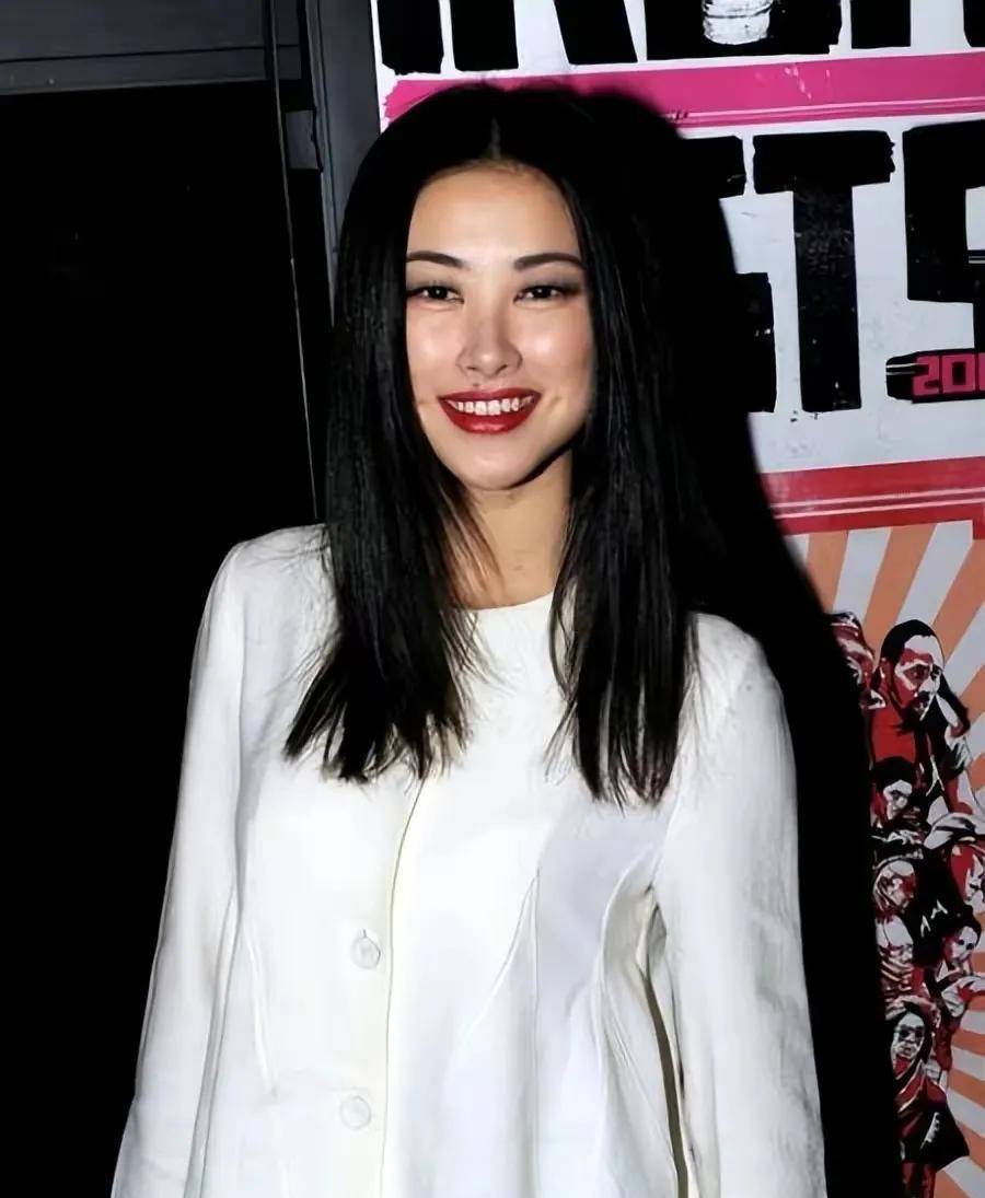 主持人转做了歌手,而真正让朱珠开始有名气得还得是和音乐制作人李泉