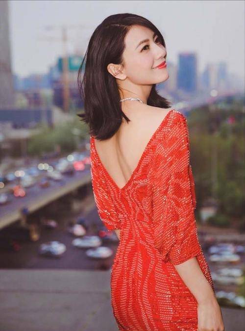 高圆圆一袭抹身材红裙,"前凸后翘露美背",你敢信她刚生完孩子?