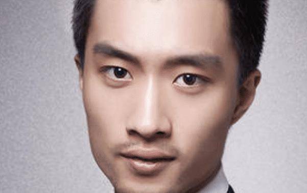 曾经是一个修车师傅,如今是优秀的导演以及演员,他就是姚锐_工作_明星