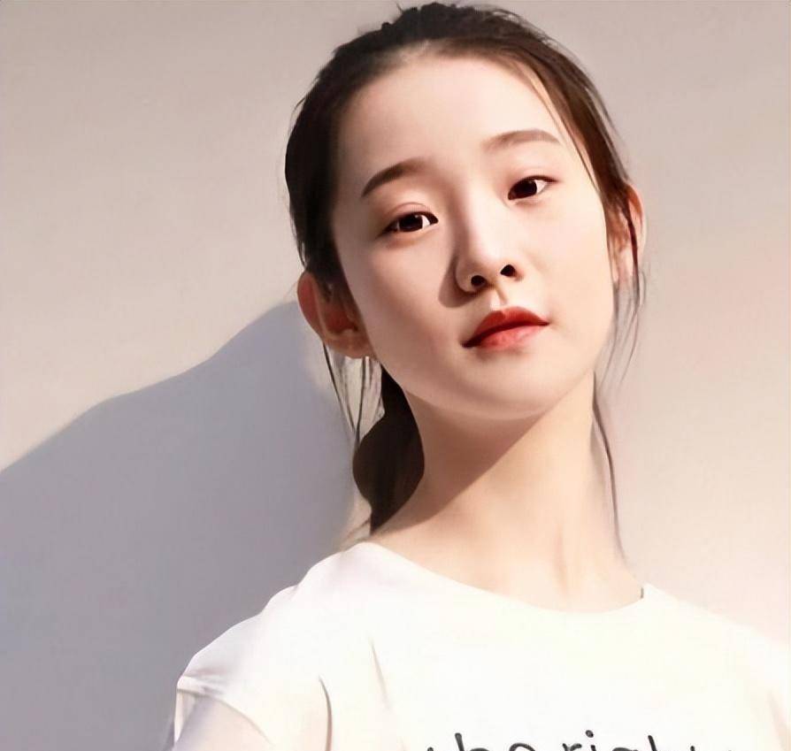 张艺凡短发复古感照片曝光,身材比例太优越,像民国时期的大小姐_镜头